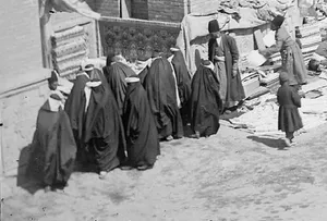 بساط پارچه‌فروش‌ها در محوطۀ مسجد سپهسالار در دوران قاجار (عکس)